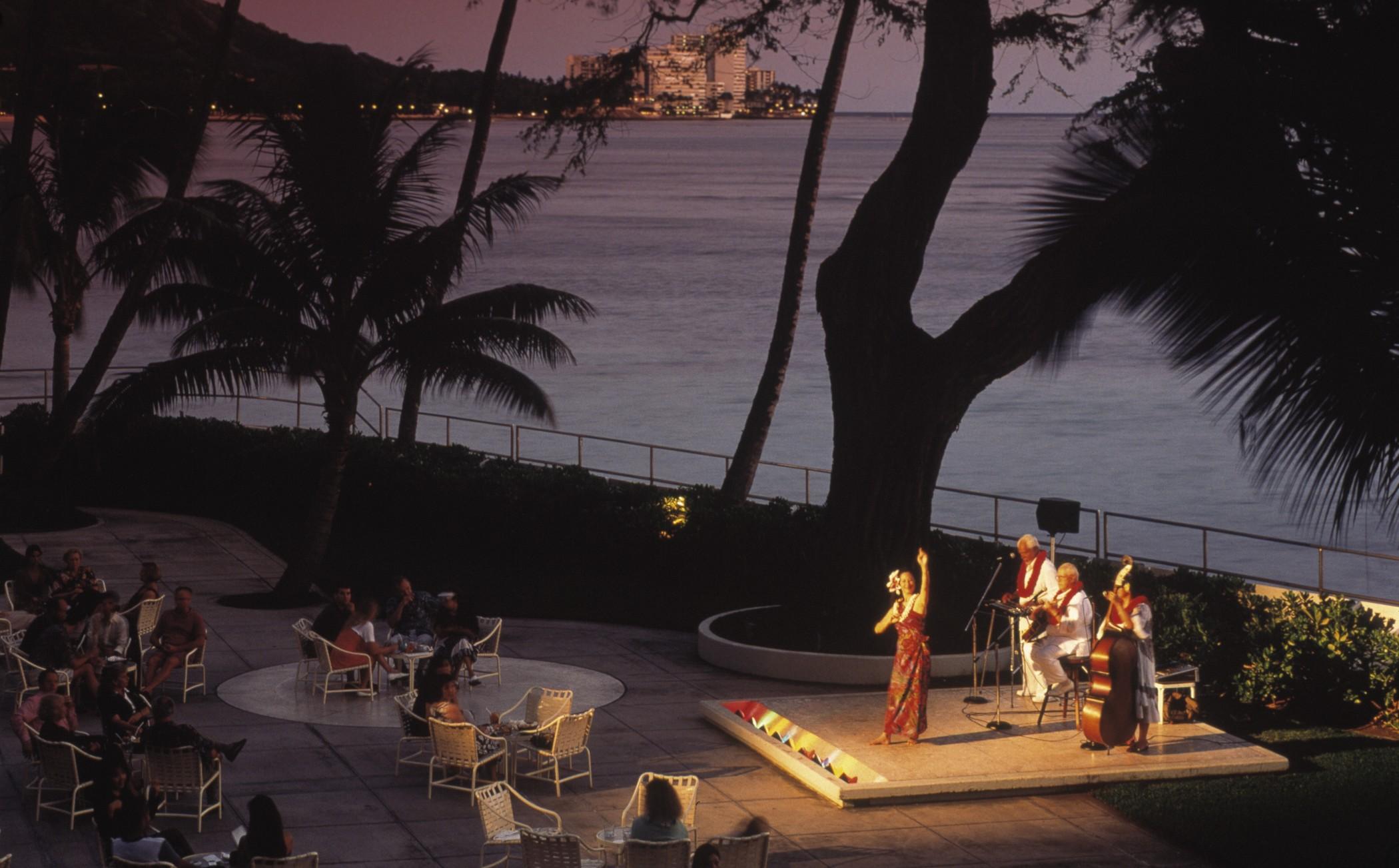 Halekulani - No Resort Fee Honolulu Exterior foto Luau at the Hilton Hawaiian Village