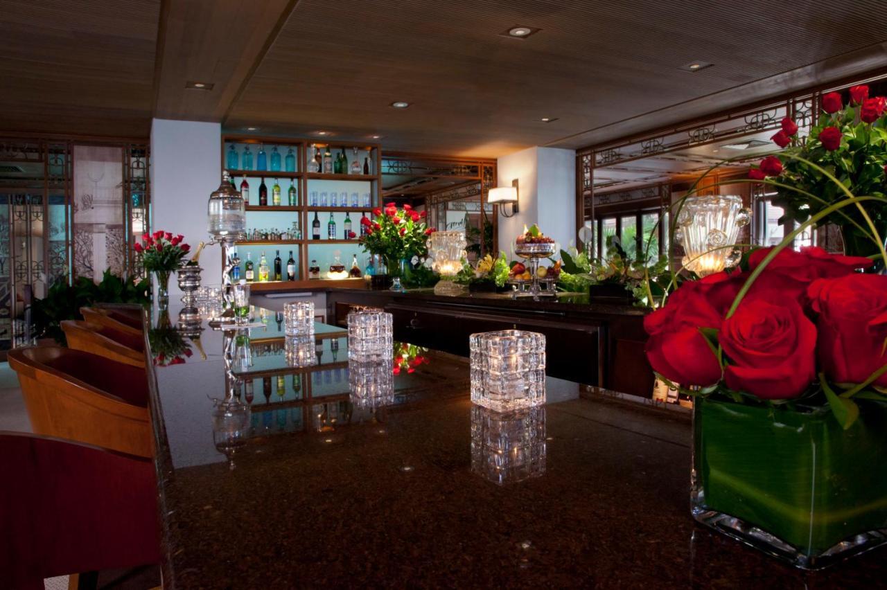 Halekulani - No Resort Fee Honolulu Exterior foto The bar at the 101 bar